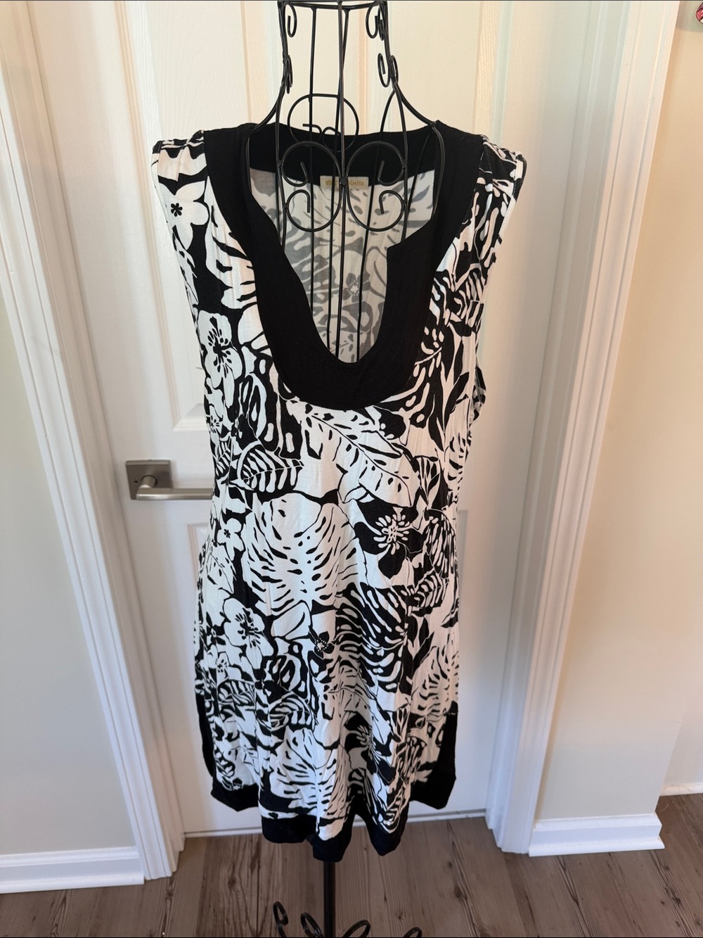 Black & White Floral Scoop Neck Tunic - Women's